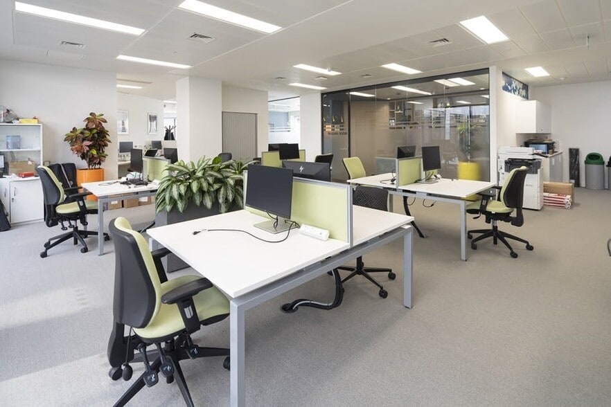 58 Wood Ln, London to rent - Interior Photo - Image 3 of 16