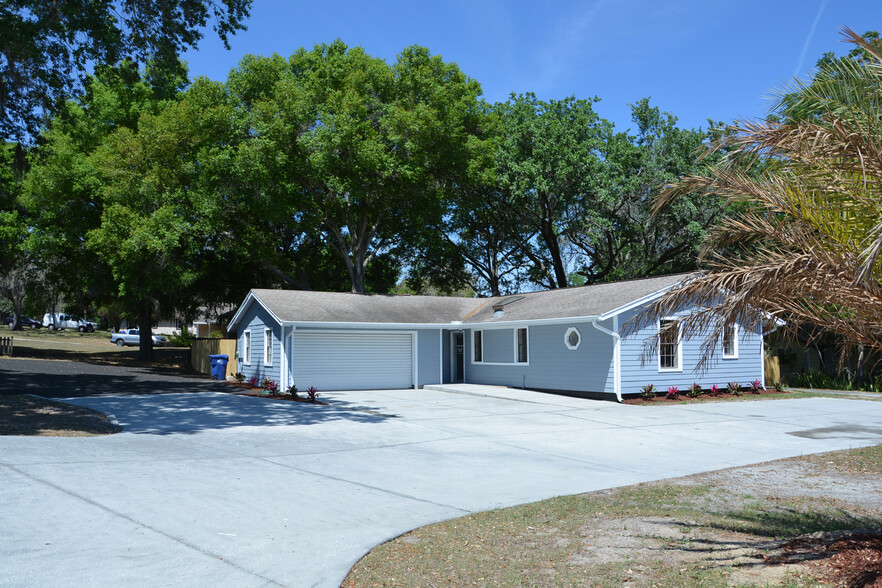 697 E Anderson Rd, Groveland, FL for sale - Primary Photo - Image 1 of 12