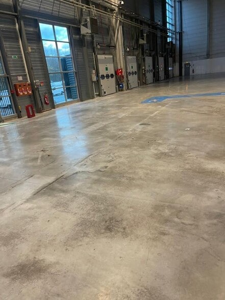 Industrial in Savigny-le-Temple to rent - Building Photo - Image 3 of 19