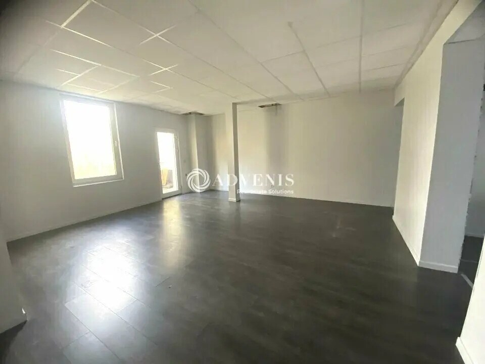 Retail in Malakoff to rent Interior Photo- Image 1 of 6