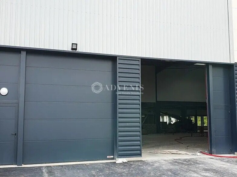 Light Industrial in Neuville-sur-Oise to rent - Building Photo - Image 3 of 6