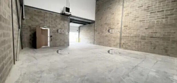 Light Industrial in Feucherolles to rent Interior Photo- Image 1 of 5