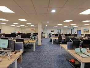 8 Station Road East, Oxted to rent Interior Photo- Image 2 of 8