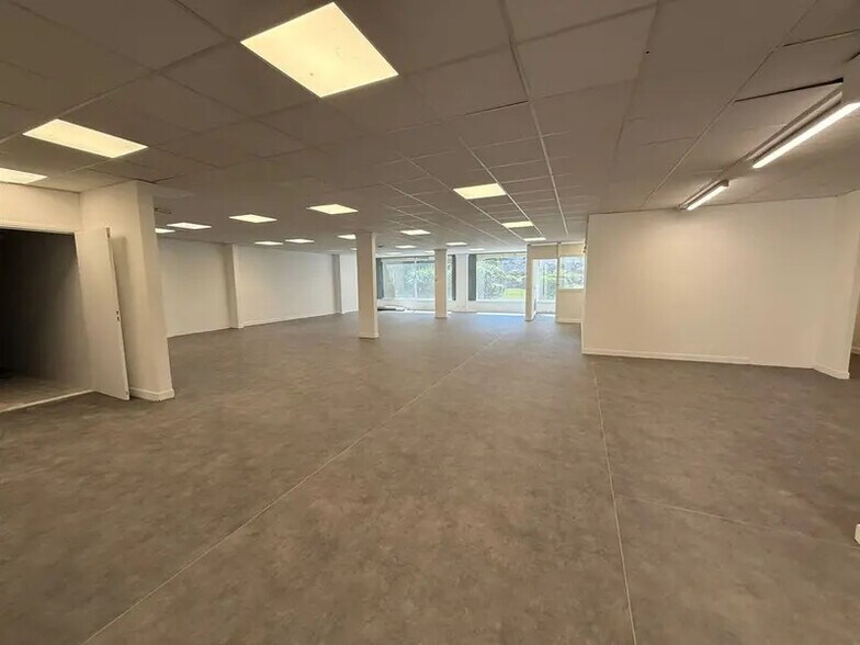Retail in Boulogne-Billancourt to rent - Interior Photo - Image 1 of 4