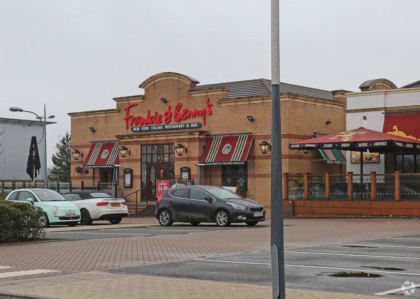 Castlegate Way, Dudley to rent - Building Photo - Image 2 of 3