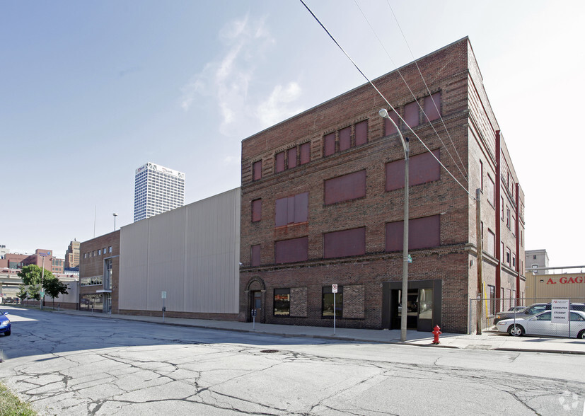 300 N Jefferson St, Milwaukee, WI for sale - Building Photo - Image 1 of 8