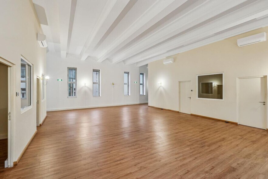 Office in Asnières-sur-Seine to rent - Building Photo - Image 2 of 8