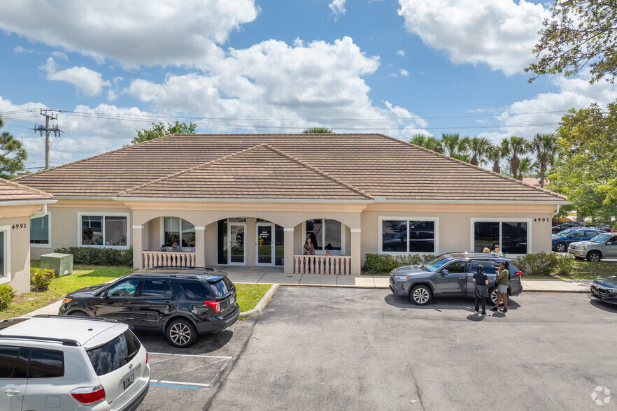 4995-4997 Royal Gulf Cir, Fort Myers, FL for sale - Building Photo - Image 2 of 6