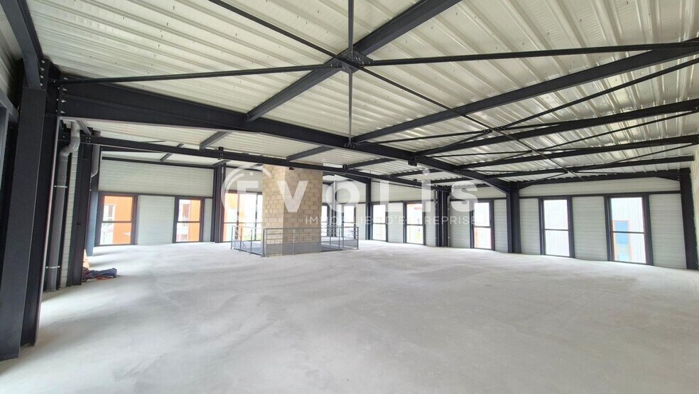 Light Industrial in Serris to rent - Interior Photo - Image 3 of 7