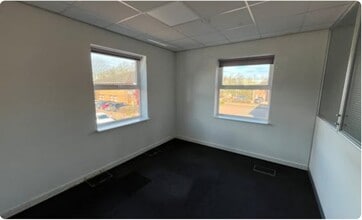 Castle Mound Way, Rugby to rent Interior Photo- Image 2 of 14