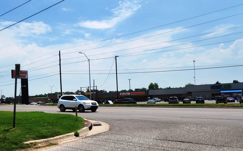 601-621 W Grand Ave, Chickasha, OK for sale - Building Photo - Image 2 of 15