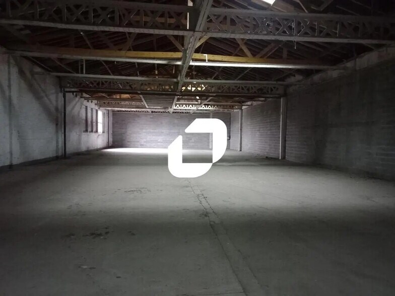 Light Industrial in Roubaix to rent - Interior Photo - Image 2 of 5
