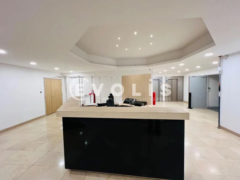 Office in Fontenay-sous-Bois to rent - Building Photo - Image 2 of 11