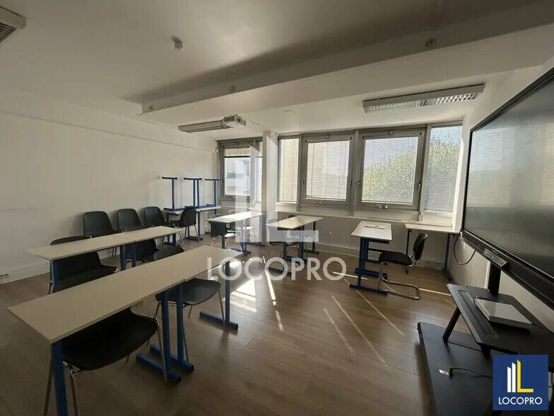 Office in Le Cannet to rent - Building Photo - Image 1 of 8