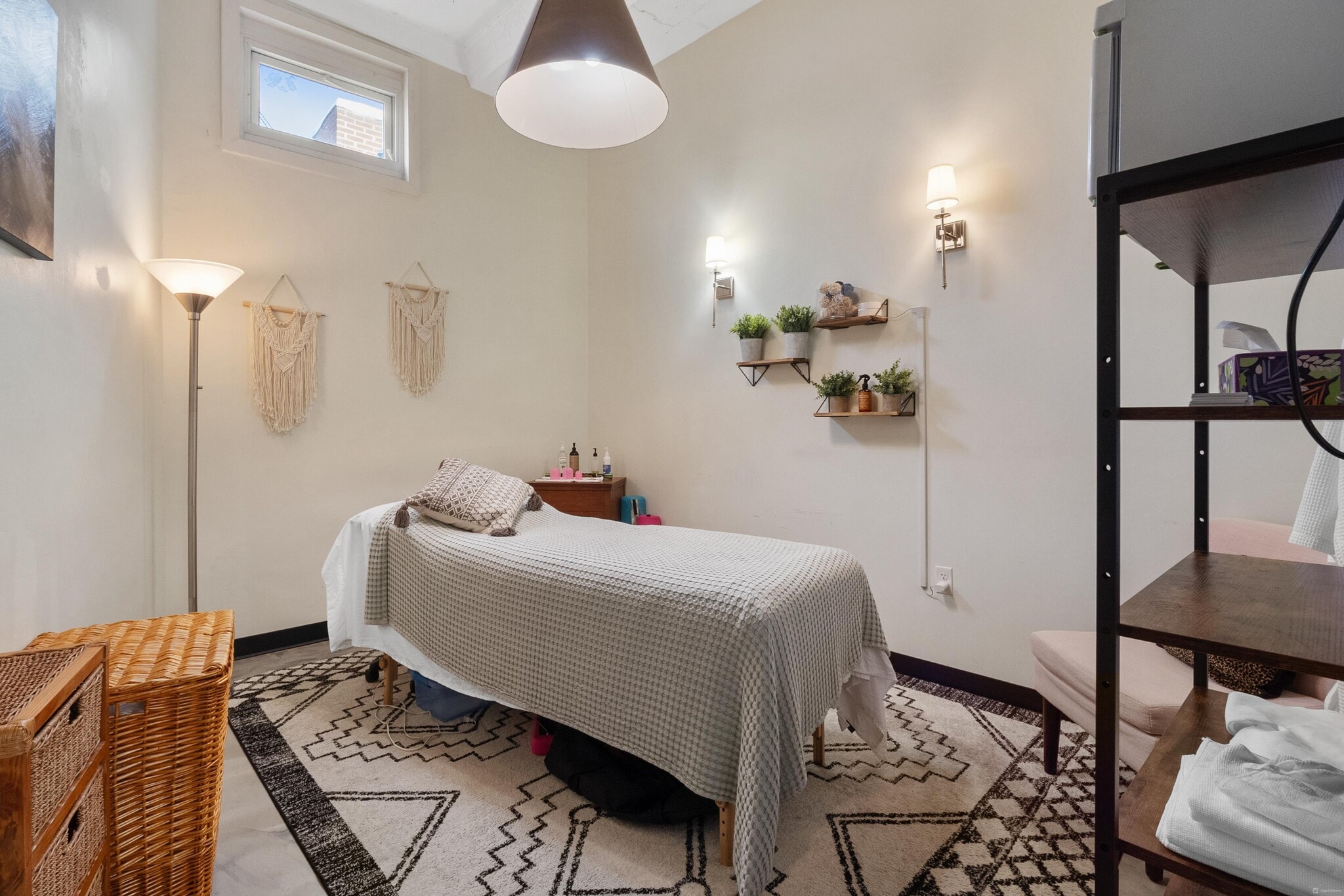 7185 Manchester Rd, Maplewood, MO to rent Interior Photo- Image 1 of 2