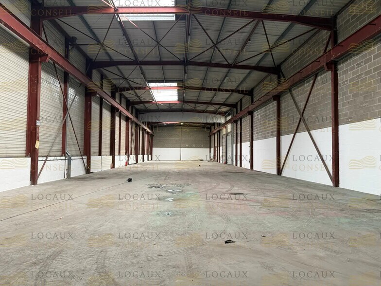Light Industrial in Le Thillay to rent - Interior Photo - Image 1 of 6