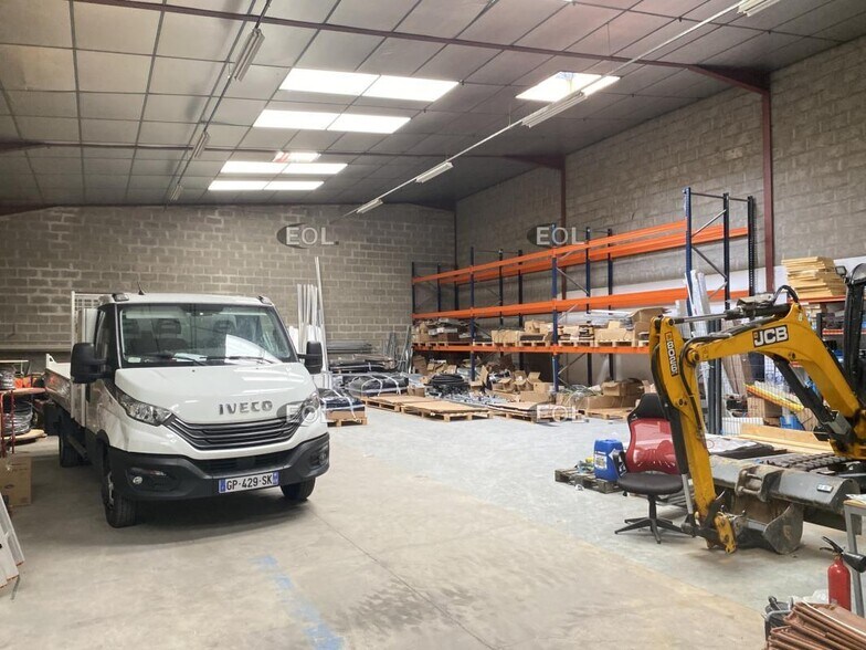 Light Industrial in Chassieu to rent - Interior Photo - Image 2 of 10