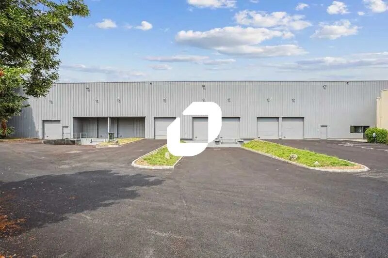 Light Industrial in Lisses to rent - Building Photo - Image 1 of 19