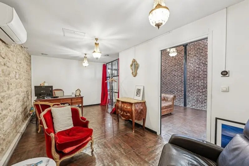 Office in Paris for sale - Interior Photo - Image 2 of 10