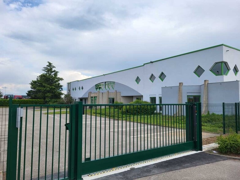 Light Industrial in Genas to rent - Building Photo - Image 2 of 11