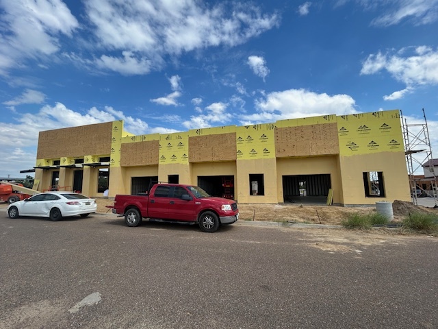 2324 Jacaman Rd, Laredo, TX for rent - Building Photo - Image 2 of 25