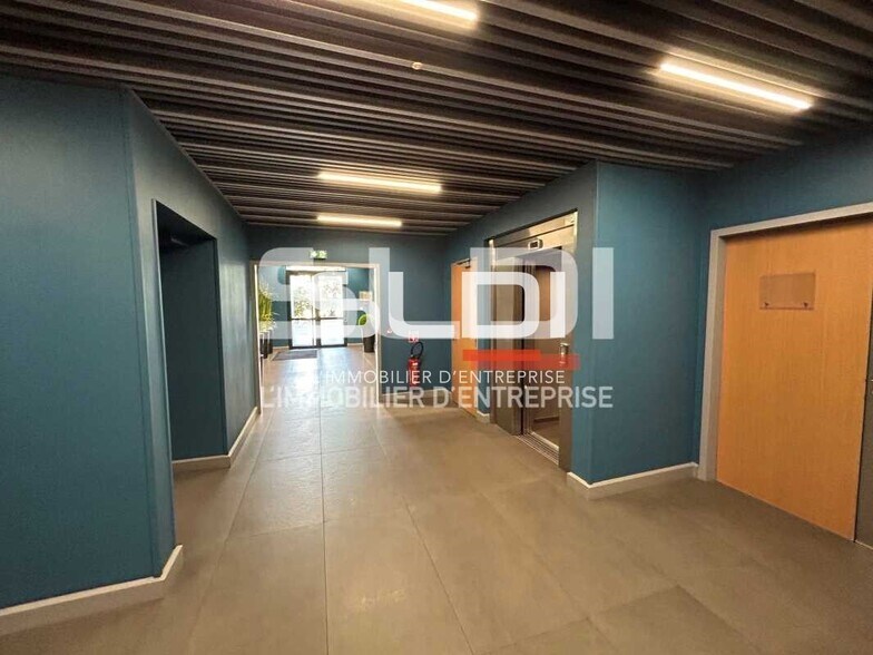 Rue Dellevaux, Champagne-au-Mont-d'Or to rent - Lobby - Image 2 of 24