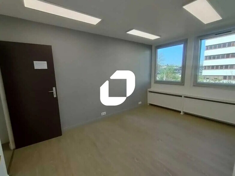 6 Avenue Charles De Gaulle, Le Chesnay-Rocquencourt to rent - Interior Photo - Image 2 of 25