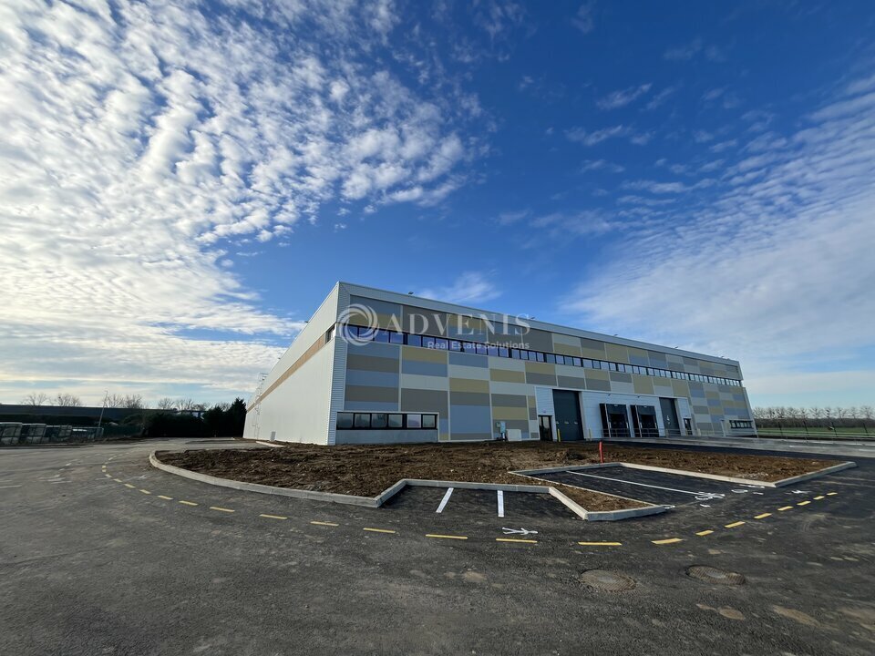 Industrial in Plaisir to rent Building Photo- Image 1 of 9