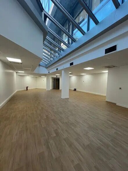6 Boulevard Bineau, Levallois-Perret to rent - Building Photo - Image 3 of 7