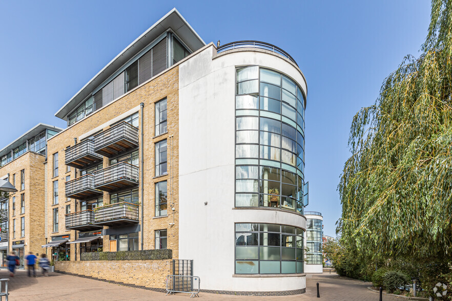 Ferry Ln, Brentford for sale - Primary Photo - Image 1 of 3