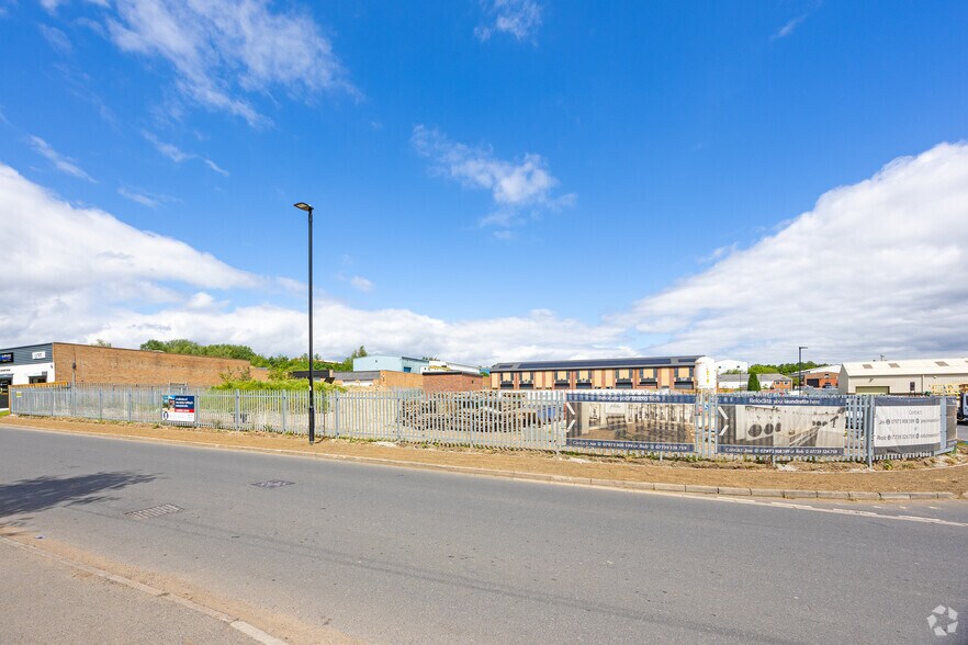 Long Acre Way, Sheffield to rent - Building Photo - Image 3 of 5