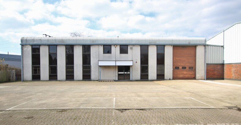 4 Hurlands Close, Farnham for sale - Primary Photo - Image 1 of 1