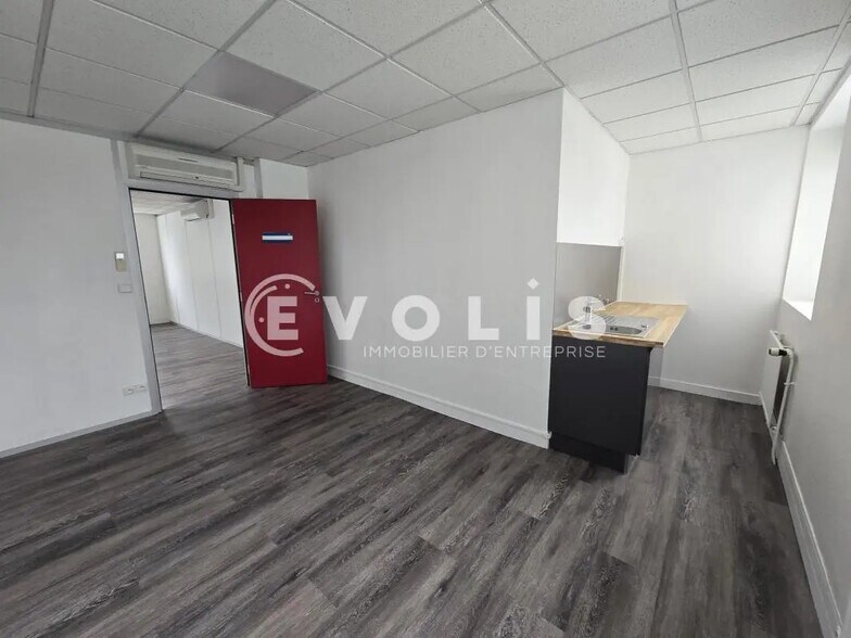 11 Avenue Des 2 Lacs, Villejust to rent - Interior Photo - Image 3 of 8