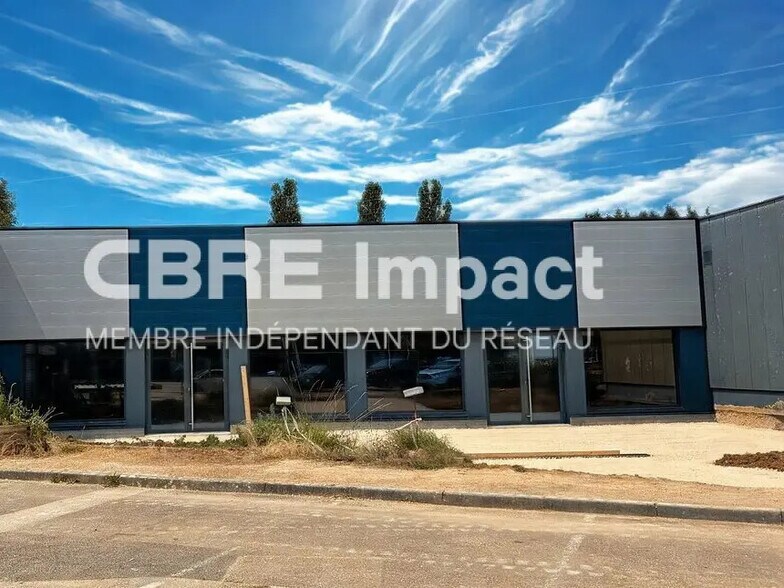 Retail in Quetigny to rent - Primary Photo - Image 2 of 5