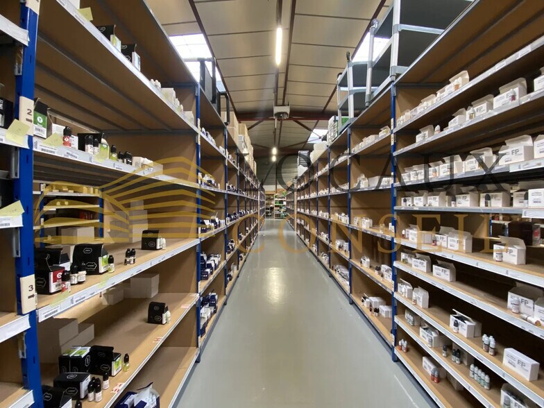 Light Industrial in Sartrouville to rent - Interior Photo - Image 2 of 11
