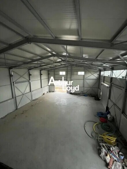 Light Industrial in La Roquette-sur-Siagne to rent - Interior Photo - Image 3 of 8