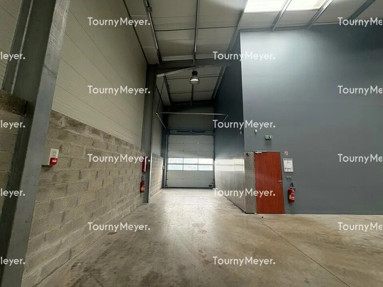 Industrial in Toulouse to rent - Building Photo - Image 3 of 8