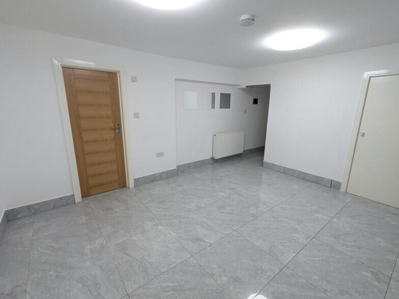 122-122A Finchley Rd, London to rent - Interior Photo - Image 2 of 24