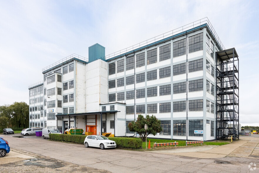 Princess Margaret Rd, Tilbury to rent - Primary Photo - Image 1 of 3