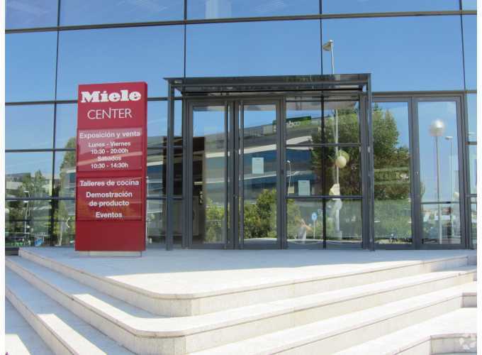 Avenida de Bruselas, 31, Alcobendas, Madrid to rent - Building Photo - Image 2 of 4