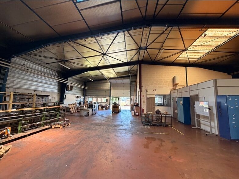 Light Industrial in Miribel to rent - Interior Photo - Image 2 of 6