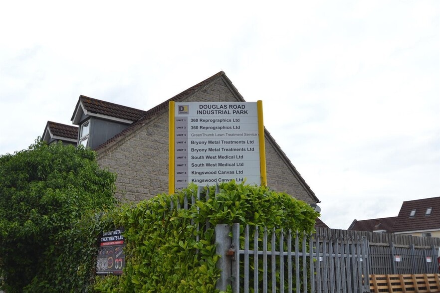 Douglas Rd, Kingswood to rent - Building Photo - Image 2 of 5