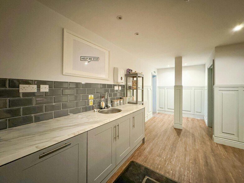 199-201 High St, London to rent - Interior Photo - Image 3 of 8