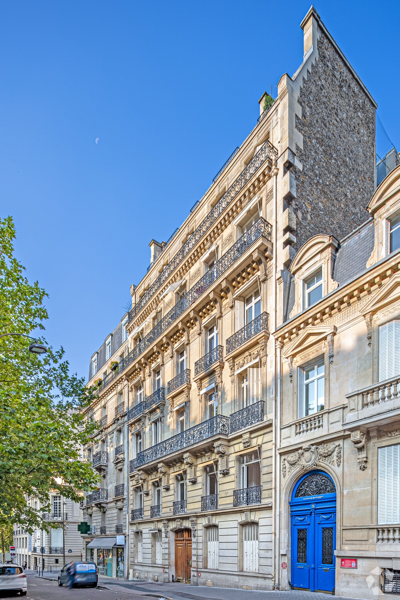 Office in Paris for sale Primary Photo- Image 1 of 2