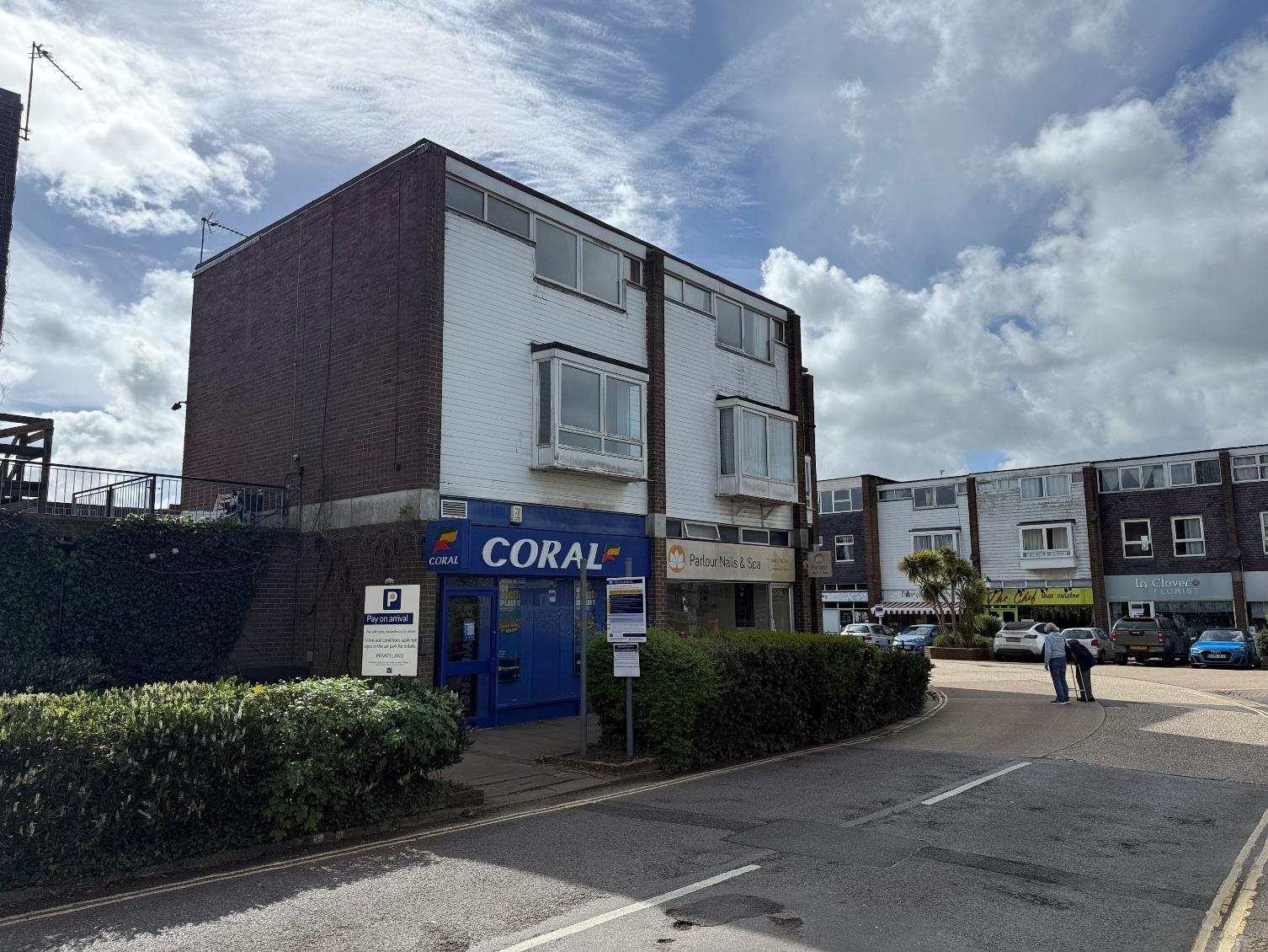 1 Jengers Mead, Billingshurst to rent Building Photo- Image 1 of 4