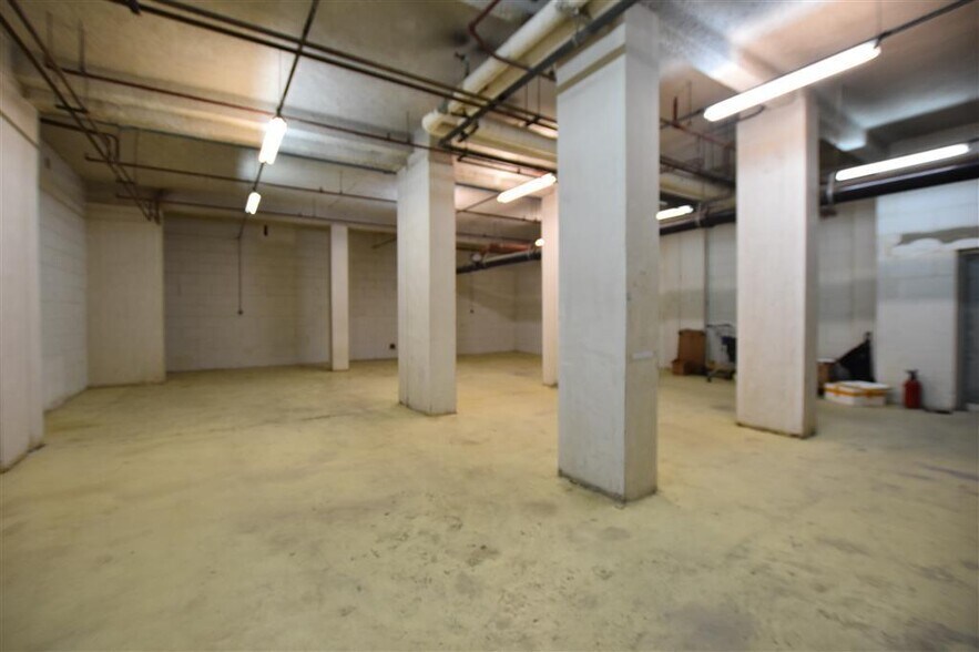 Light Industrial in Paris to rent - Building Photo - Image 2 of 4
