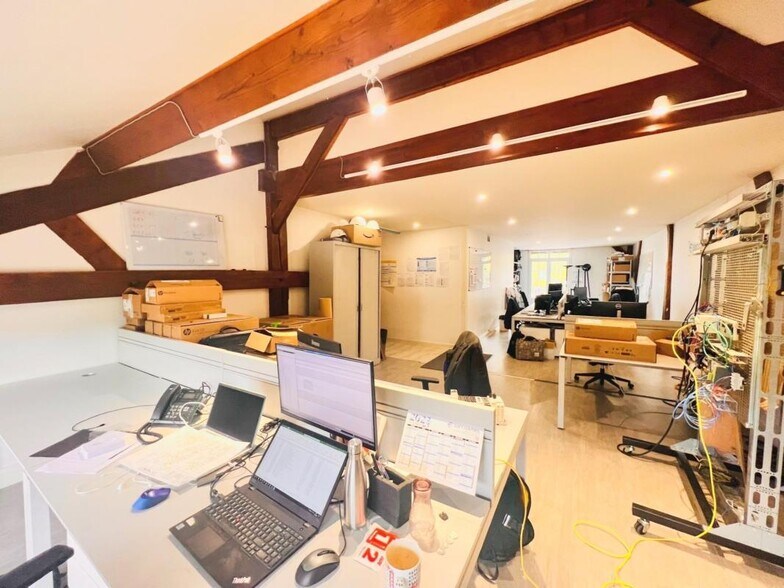 Office in Plaisir to rent - Interior Photo - Image 2 of 11