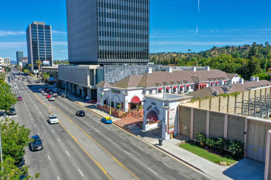 15928 Ventura Blvd, Encino, CA for rent - Building Photo - Image 2 of 8