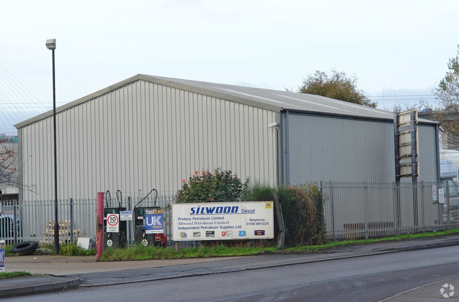 Oliver Clos, Grays to rent - Building Photo - Image 1 of 3