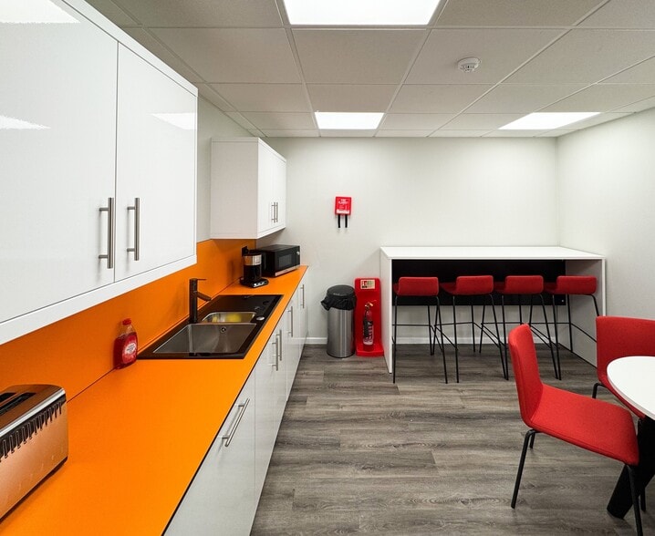 Bond Ave, Milton Keynes to rent - Building Photo - Image 2 of 6